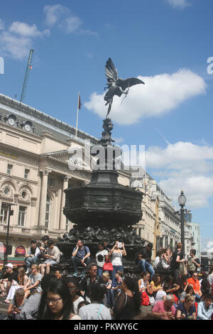 La fotografia è stata scattata della statua di Eros a Piccadilly Circus a Londra nel mese di luglio 2016. È stata una giornata di sole. Foto Stock