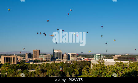 Skyline di Boise Idaho decorata con molti palloncini colorati Foto Stock
