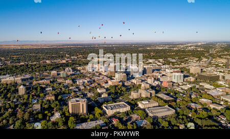 I palloni ad aria calda galleggiare sopra la cittadina di Boise Idaho nelle prime ore del mattino Foto Stock