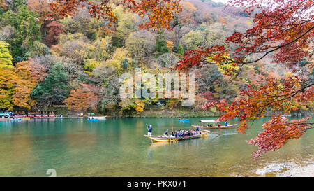 Kyoto, Giappone - 25 Nov 2017: Arashiyama e Katsura river è la famosa destinazione per turisti in autunno del Giappone. Molti turisti visite in Giappone Foto Stock