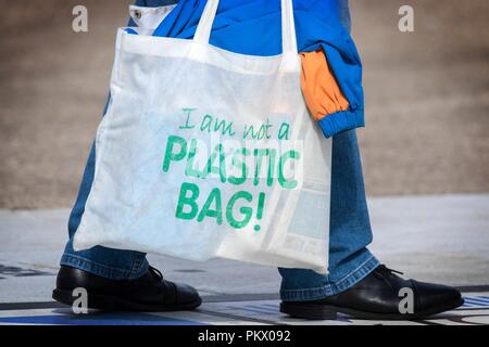 Io non sono un vettore di plastica in borsa. Letterati riutilizzabili, riutilizzate, riciclate borsa bianca per la vita, Blackpool, Regno Unito Foto Stock