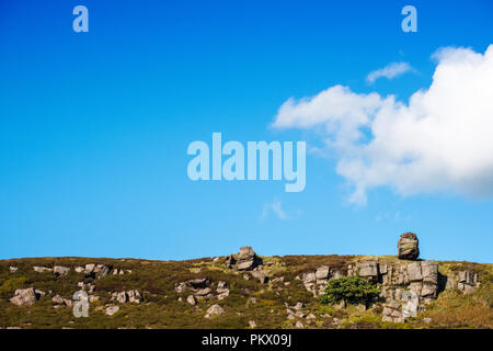 Gritstone affioramento e cielo blu a Gradbach in Staffordshire Moorlands area del Parco Nazionale di Peak District Foto Stock