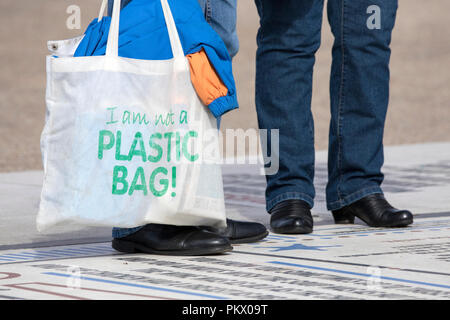 Io non sono un vettore di plastica in borsa. Riutilizzabili, riutilizzati, riciclati, il sacchetto per la vita, Blackpool, Regno Unito Foto Stock