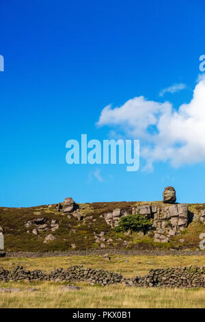 Gritstone affioramento e cielo blu a Gradbach in Staffordshire Moorlands area del Parco Nazionale di Peak District Foto Stock