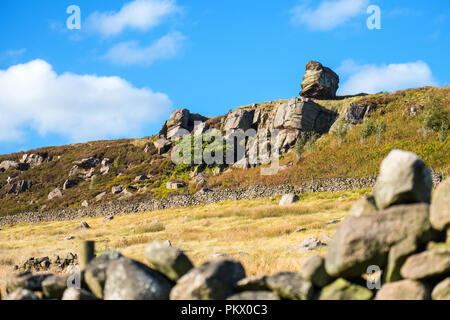 Gritstone affioramento e cielo blu a Gradbach in Staffordshire Moorlands area del Parco Nazionale di Peak District Foto Stock