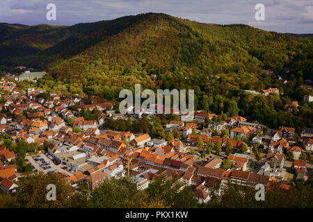 Townscape di Bad Lauterberg nella catena montuosa di Harz, Bassa Sassonia, Germania. Il pittoresco semi-case con travi di legno nel sud della regione di Harz. Foto Stock