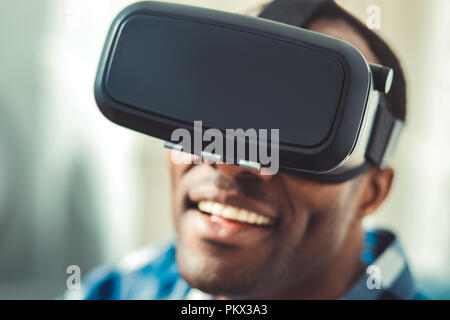 Allegro afro-americano di immergere in VR Foto Stock