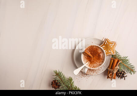 Sfondo di Natale: cacao e biscotti allo zenzero su sfondo bianco. Foto Stock