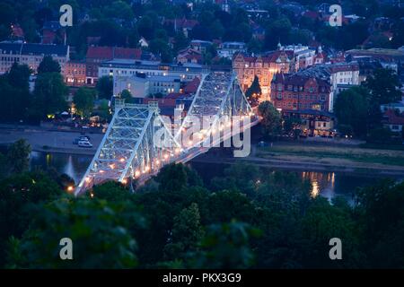 Ponte Blaues Wunder a Dresda da notte Foto Stock