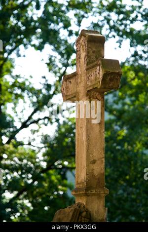 Primo piano di una croce su un cimitero Foto Stock