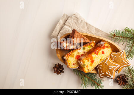 I dolci del Natale di diversi paesi (panforte, biscotti e pane di Natale) wth tè su uno sfondo bianco, vista dall'alto, copia dello spazio. Foto Stock
