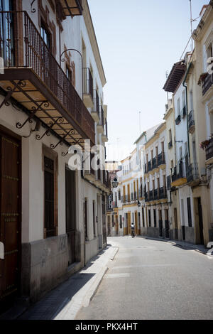 Cordoba, Spagna - 20 Giugno : una persona solitaria in bicicletta sulle strade di Cordoba il 20 giugno 2017. Foto Stock