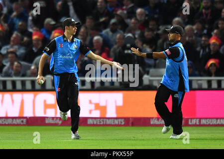 Worcestershire Rapids' Patrick Brown (sinistra) celebra tenendo la cattura di squali Sussex' Delray Rawlins durante la vitalità T20 finale di Blast su Finals giorno a Edgbaston, Birmingham. Foto Stock