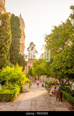 Spagna, Malaga - 24 Giugno 2017: un gruppo di peoplesitting accanto alla Cattedrale Foto Stock