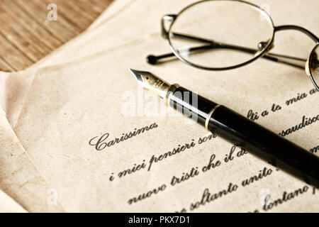 Lettera d'amore con penna stilografica - effetto vintage - primo piano Foto Stock