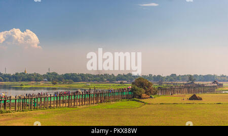 Barche colorate in U Bein ponte sulla giornata di sole a Mandalay, Myanmar Foto Stock