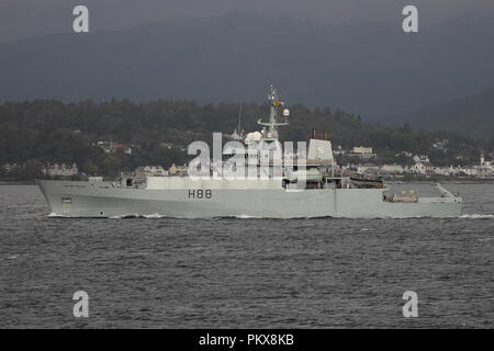 HMS Enterprise (H88), un Eco-classe indagine idrografica nave gestita dalla Royal Navy, passando Gourock durante l'esercizio comune della Warrior 13-2. Foto Stock