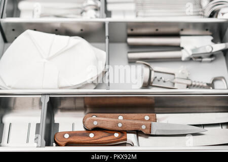 Set da tavola. Vassoio di plastica con delle forchette, coltelli e cucchiai nella sala da pranzo o in cucina. Foto Stock