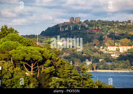 Vista ingrandita del castello di Yoros da Sariyer.Yoros è il castello bizantino di un castello in rovina alla confluenza del Bosforo e il Mar Nero in Istanbul Foto Stock