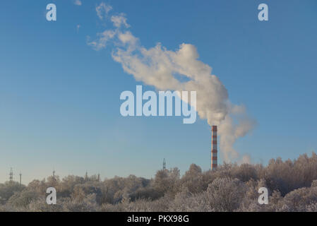 Impianto di alimentazione fabbrica su inverno blu cielo chiaro sfondo Foto Stock