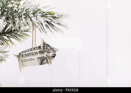 Maiale come un simbolo del 2019, realizzato da un dollaro. Decorazione per albero di natale con spazio per il testo Foto Stock