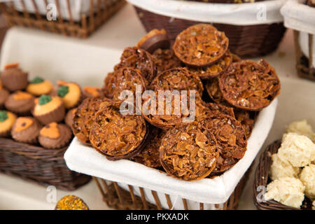 Famosa Barcellona street market stand con vendita di cioccolato e caramelle in Las Ramblas Foto Stock