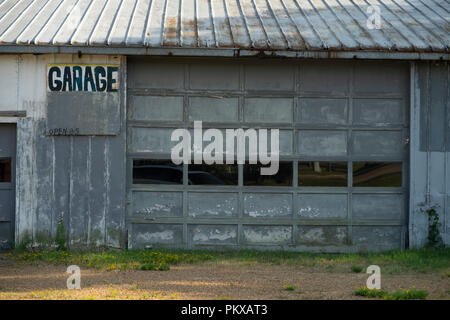 Questo big blue riparazione auto chiude il garage è aperto 8-5 Foto Stock