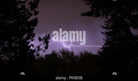 Lampi attraverso il cielo durante una tempesta su Portland, Oregon. Foto Stock