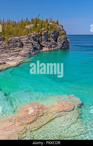 Colorati e calma Indian Cove lungo i Grandi Laghi sul Lago Huron in Bruce Peninsula National Park in Ontario Foto Stock