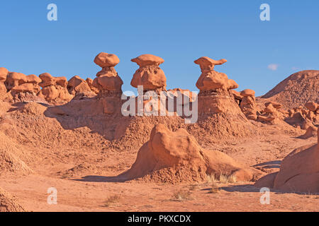 Hoodoos in una Red Rock Country Valley in Goblin Valley State Park in Utah Foto Stock