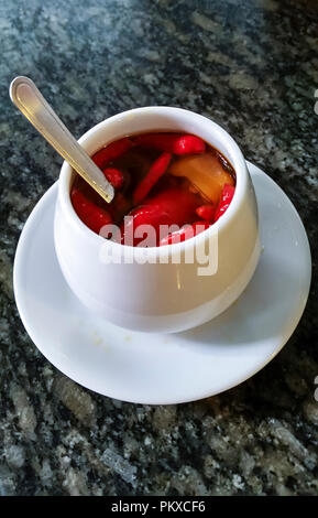 Peperoncino rosso in una pentola bianca. Foto Stock