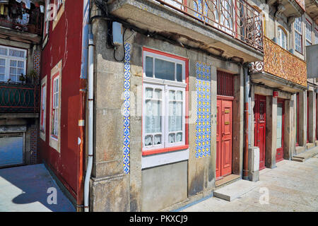 Bello e colorato Porto strade vicino Rio Douro Foto Stock