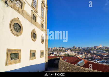 Bello e colorato Porto strade vicino Rio Douro Foto Stock