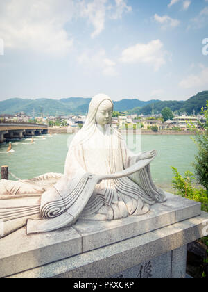 Statua di Murasaki Shikibu, l'autore del racconto di Genji (源氏物語, Genji Monogatari), a Uji, Giappone. Foto Stock