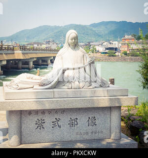 Statua di Murasaki Shikibu, l'autore del racconto di Genji (源氏物語, Genji Monogatari), a Uji, Giappone. Foto Stock