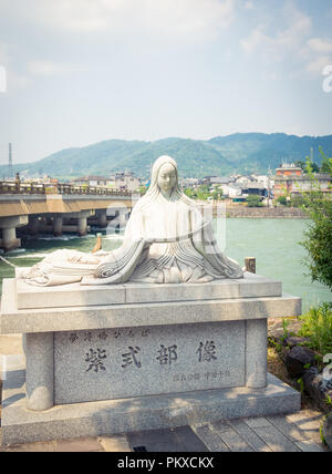 Statua di Murasaki Shikibu, l'autore del racconto di Genji (源氏物語, Genji Monogatari), a Uji, Giappone. Foto Stock