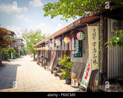 L'esterno di AISO, un famoso ristorante e inn su Ajirogi-no-michi Street e il fiume Uji in Uji, Giappone. Foto Stock