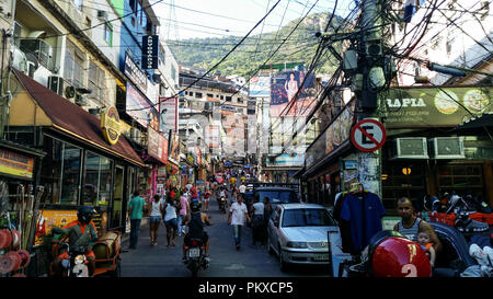 Rocinha comunità, un sacco di gente, un sacco di case e negozi. Rio de Janeiro città. Il Brasile America del Sud. Foto Stock