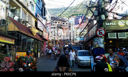 Rocinha comunità, un sacco di gente, un sacco di case e negozi. Rio de Janeiro città. Il Brasile America del Sud. Foto Stock