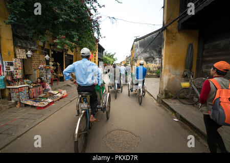 Il cyclo in Hoi An. I viaggiatori godere quando si muove in cyclo ad Hoi An Foto Stock