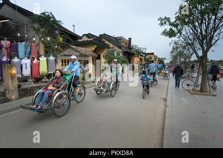 Il cyclo in Hoi An. I viaggiatori godere quando si muove in cyclo ad Hoi An Foto Stock