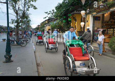 Il cyclo in Hoi An. I viaggiatori godere quando si muove in cyclo ad Hoi An Foto Stock