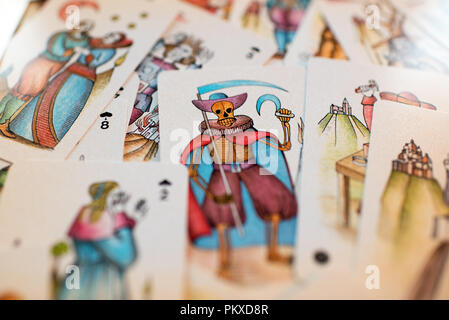 Sfondo di sparse le carte dei tarocchi con focus alla scheda pittorica del Grim Reaper simbolica della morte nel centro di una piena vista del telaio Foto Stock