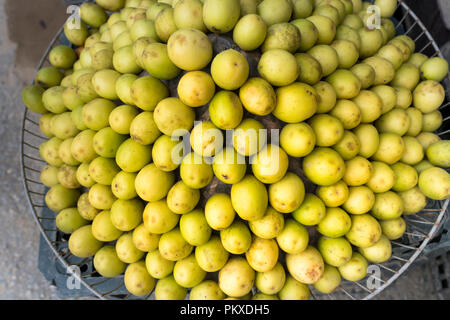 Scimmia fresche mele raccolte da parte degli agricoltori Foto Stock