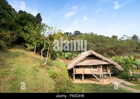 Un tradizionale pali di legno casa di minoranze etniche in alta montagna a nord-ovest, Vietnam Foto Stock
