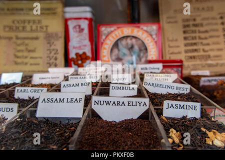 Una ampia varietà di tè al caffè algerina memorizza in Old Compton Street, Londra, Regno Unito Foto Stock