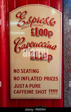 Una ampia varietà di tè al caffè algerina memorizza in Old Compton Street, Londra, Regno Unito Foto Stock