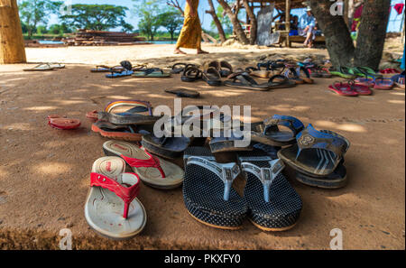 Flipflops parcheggiato di fronte ad un luogo sacro Foto Stock