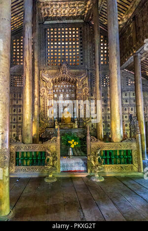 All'interno del Shwenandaw Kyaung Tempio o Golden Palace Monastero a Mandalay, Myanmar Foto Stock