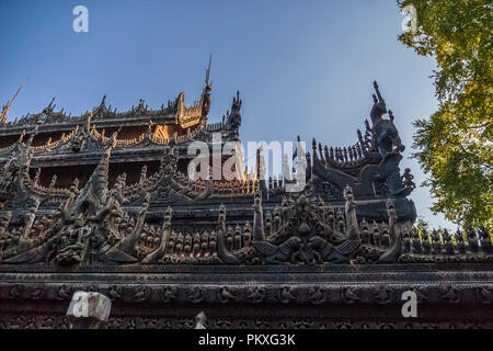 Incisioni sulla parte superiore di Shwenandaw Kyaung Tempio o Golden Palace Monastero a Mandalay, Myanmar Foto Stock